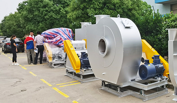 王經(jīng)理在高壓助燃風機出貨現(xiàn)場驗收 王經(jīng)理在高壓助燃風機出貨現(xiàn)場驗收