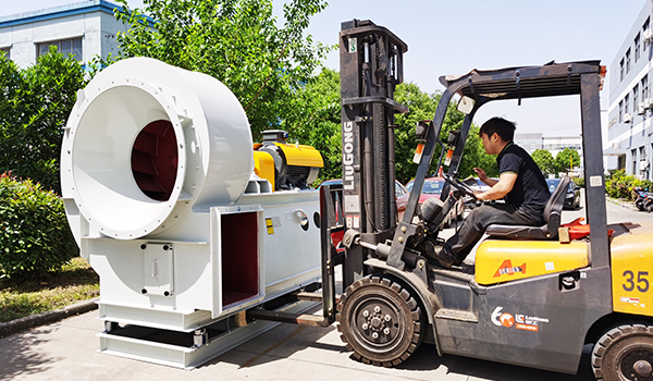 車間組長李小紅在實操指導員工轉移離心風機